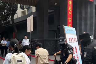 弗格森时代曼联仅一次单赛季主场失利至少4次，本赛季9场已输4场